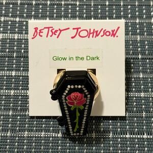 NEW | Betsey Johnson | HTF Ghoul Friends Glow-In-The-Dark Stretch Coffin Ring